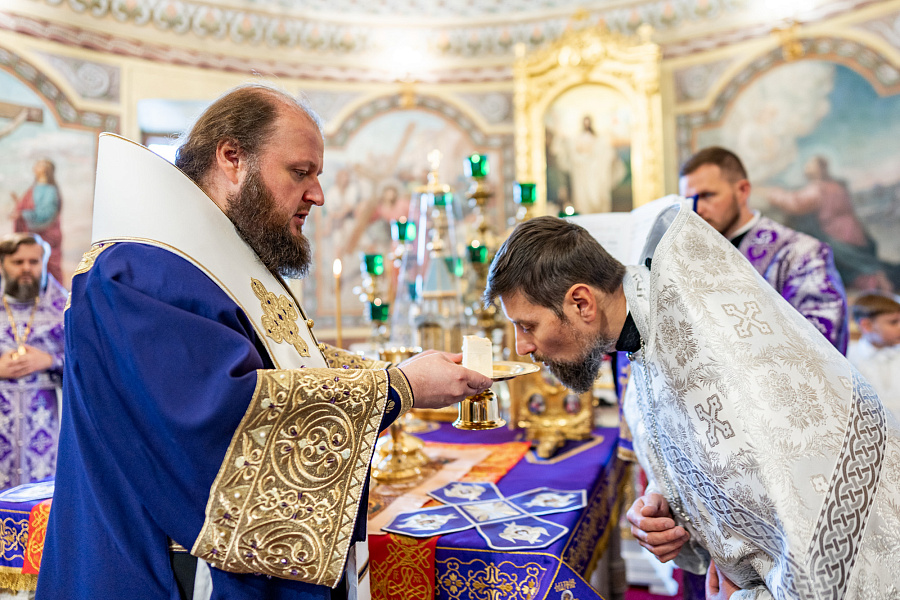 Божественная литургия в праздник Воздвижения Креста Господня в Троицком кафедральном соборе Подольска